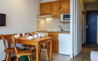 Home Club (Lavachet) 200.1: Cabinetry, Bord, Møbel, Bygning, Træ, Køkken, Countertop, Indretning, Gulvbelægning, Stol