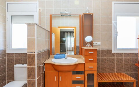 Villa Cantos: Badeværelsesvask, Håndvask, Sanitærarmatur, Cabinetry, Væg, Gulvbelægning, Indretning, Badeværelsesskab, Badeværelse, Etage