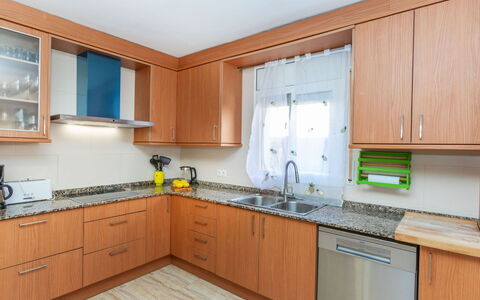 Villa Cantos: Køkken, Countertop, Cabinetry, Køkken Apparat, Gulvbelægning, Større Bandage, Møbel, Indretning, Træ, Etage