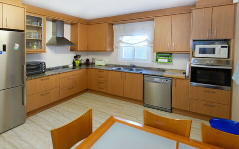 Villa Cantos: Cabinetry, Countertop, Ejendom, Håndvask, Skuffe, Køkken Apparat, Køkken, Husholdningsapparat, Komfur, Indretning