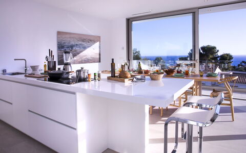 Villa Halcon al Mar: Ejendom, Bord, Bygning, Indretning, Etage, Skrivebord, Gulvbelægning, Reoler, Ejendom, Køkken