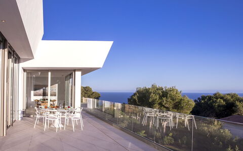 Villa Halcon al Mar: Himmel, Plante, Bygning, Stol, Skygge, Badeby, Træ, Hus, Veranda, Ejerlejlighed