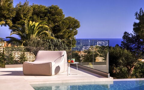 Villa Halcon al Mar: Vand, Plante, Himmel, Blå, Bygning, Azure, Træ, Svømmepøl, Skygge, Udendørs Møbler