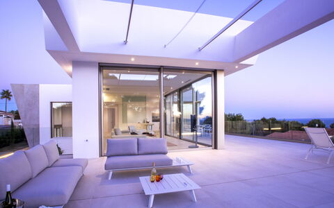 Villa Halcon al Mar: Ejendom, Møbel, Bord, Bygning, Couch, Himmel, Azure, Blå, Vindue, Skygge