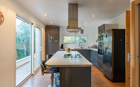 Villa Boccajo: Bygning, Cabinetry, Countertop, Møbel, Træ, Hus, Bord, Indretning, Hal, Køkken