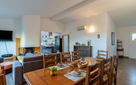 Villa Boccajo: Bord, Billedramme, Møbel, Bygning, Stol, Træ, Belysning, Couch, Television, Stueplante