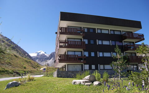 Tignes 220: Himmel, Bygning, Plante, Vindue, Land Lot, Græs, Urban Design, Bjerg, Landskab, Ejerlejlighed