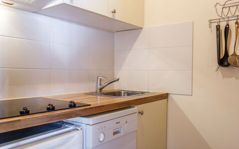 Tignes 220: Tap, Cabinetry, Køkkenvask, Countertop, Håndvask, Ejendom, Bygning, Sanitærarmatur, Komfur, Træ
