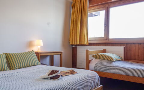 Tignes 220: Møbel, Ejendom, Komfort, Vindue, Bygning, Azure, Bed Frame, Skygge, Træ, Textile