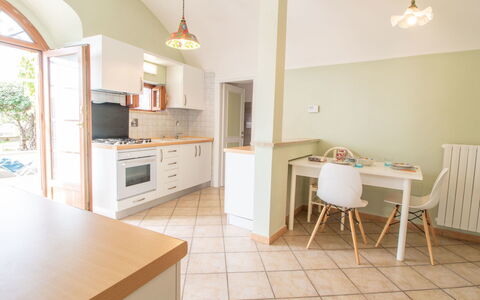Kiwi e L'Uva - Tuscia: Møbel, Cabinetry, Countertop, Emhætte, Køkken, Bord, Belysning, Stol, Træ, Komfur