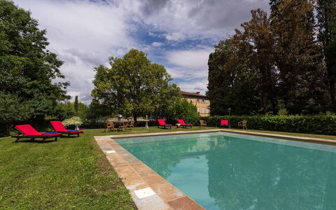 Villa Vorno: Vand, Plante, Sky, Himmel, Svømmepøl, Træ, Bygning, Land Lot, Fritid, Naturlige Landskab