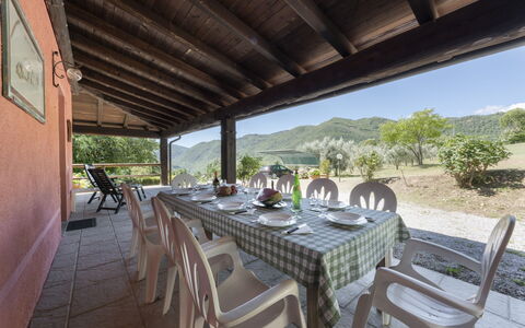 Villa Rosata: Bord, Møbel, Plante, Ejendom, Stol, Himmel, Træ, Bordservice, Træ, Indretning