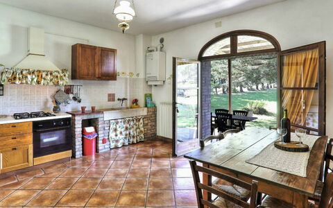 Villa Le Selvole: Cabinetry, Møbel, Ejendom, Countertop, Bord, Vindue, Køkken, Stol, Træ, Indretning
