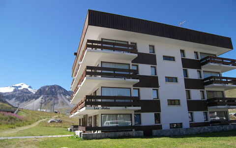 Tignes 240: Himmel, Bygning, Ejendom, Vindue, Plante, Bjerg, Arkitektur, Græs, Urban Design, Ejerlejlighed