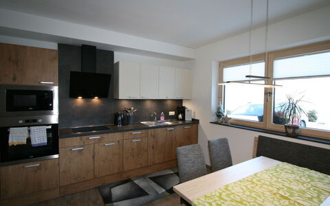 Nina: Ejendom, Møbel, Vindue, Cabinetry, Countertop, Træ, Indretning, Etage, Gulvbelægning, Stue