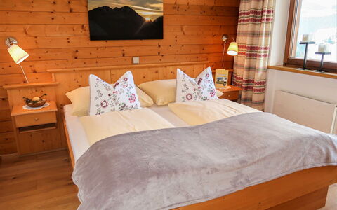 Gratlspitz: Møbel, Komfort, Bygning, Bed Frame, Pude, Træ, Vindue, Textile, Seng, Orange