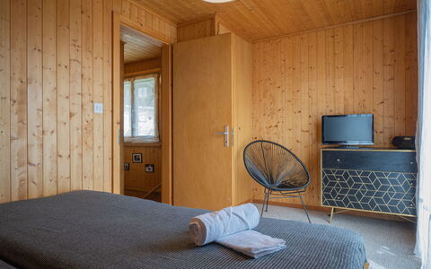 Phipalo: Møbel, Ejendom, Bygning, Komfort, Træ, Textile, Indretning, Bed Frame, Belysning, Arkitektur