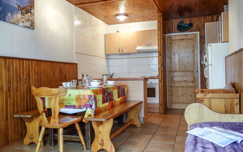 Tignes 245: Møbel, Ejendom, Bord, Cabinetry, Træ, Indretning, Arkitektur, Stol, Etage, Billedramme