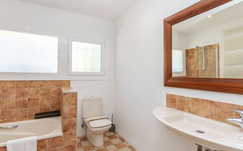 El Suro: Gulvbelægning, Sanitærarmatur, Væg, Etage, Badeværelse, Indretning, Toilet, Badeværelsesvask, Loft, Toiletbræt