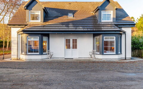 Loch Ness House: Himmel, Ejendom, Vindue, Plante, Bygning, Hus, Træ, Træ, Sommerhus