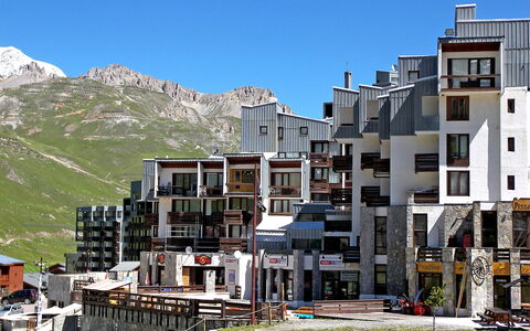 Tignes 300: Bygning, Himmel, Ejendom, Bjerg, Vindue, Urban Design, Kvarter, Hus, Boligområde, Landskab