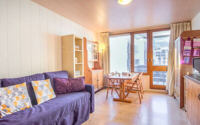 Tignes 300: Møbel, Bord, Cabinetry, Azure, Træ, Komfort, Bygning, Textile, Stueplante, Indretning