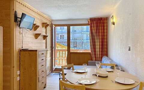 Tignes 310: Træ, Lejlighed, Loft, Værelse, Bejdse, Cabinetry, Hårdttræ, Skuffe, Krydsfiner, Tømmer