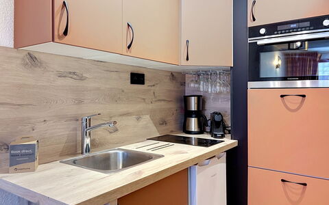 Tignes 310: Køkken Apparat, Køkken, Countertop, Cabinetry, Større Bandage, Køkkenvask, Husholdningsapparat, Møbel, Træ, Indretning