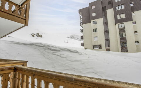 Tignes 310: Himmel, Bygning, Ejendom, Vindue, Sne, Hvid, Lys, Sky, Belysning, Træ