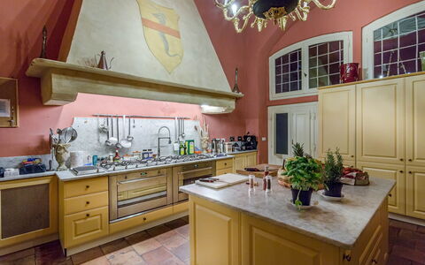 Villa Cantignano: Countertop, Cabinetry, Ejendom, Møbel, Køkken, Håndvask, Skuffe, Bygning, Træ, Indretning
