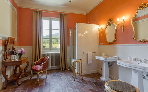 Villa Cantignano: Ejendom, Møbel, Spejl, Håndvask, Sanitærarmatur, Belysning, Badeværelse, Træ, Stol, Indretning