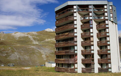 Tignes 315: Himmel, Sky, Bygning, Vindue, Tårn, Urban Design, Græs, Højhus, Ejerlejlighed, Hus
