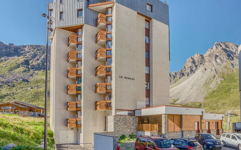 Tignes 315: Himmel, Bygning, Plante, Hjul, Køretøj, Urban Design, City, Motor Køretøj
