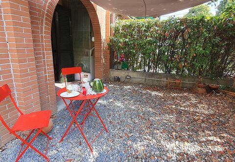 Bianca: Ejendom, Møbel, Bord, Plante, Udendørs Møbler, Stol, Udendørs Bord, Bygning, Skygge, Træ