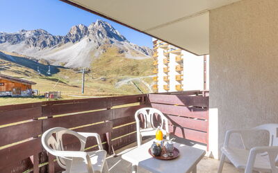 Tignes 320: Møbel, Ejendom, Bord, Himmel, Bygning, Stol, Skygge, Blomsterkrukke, Bjerg, Træ