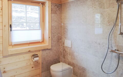 Chalet Amsel: Sanitærarmatur, Ejendom, Vindue, Badeværelse, Træ, Indretning, Toiletbræt, Arkitektur, Etage