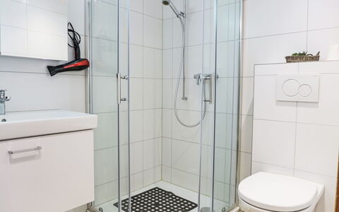 Schwendi 3: Badeværelse, Sanitærarmatur, Gulvbelægning, Indretning, Etage, Toilet, Vvs, Toiletbræt, Bruser, Badeværelsesvask