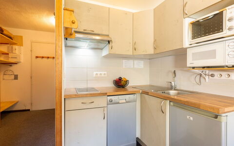 Le Bollin (Val Claret): Cabinetry, Countertop, Køkken Apparat, Komfur, Husholdningsapparat, Bygning, Træ, Belysning, Køkken, Indretning