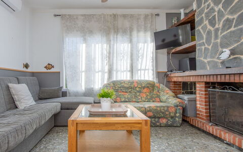 Erbanozi: Møbel, Ejendom, Couch, Bord, Træ, Plante, Indretning, Stue, Etage