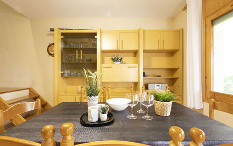 Lucky: Bord, Møbel, Ejendom, Plante, Bygning, Cabinetry, Stueplante, Træ, Vindue, Køkken