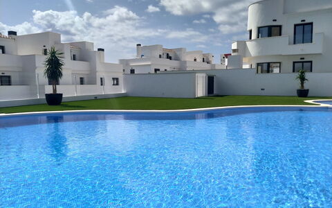 Residencial Panoramic: Vand, Himmel, Sky, Bygning, Plante, Svømmepøl, Vindue, Azure, Hus, Fritid