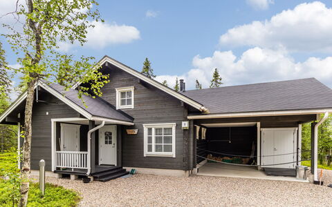 Tiera: Træ, Hus, Hjem, Sidespor, Tag, Sommerhus, Dør, Veranda, Indkørsel, Estate