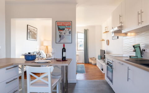 Errepira: Møbel, Cabinetry, Bord, Countertop, Træ, Stol, Gulvbelægning, Køkken, Etage, Skrivebord