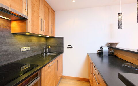 Tignes 340: Countertop, Ejendom, Værelse, Køkken, Cabinetry, Møbel, Indretning, Gul, Bygning, Hus
