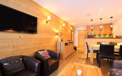 Tignes 340: Indretning, Værelse, Bygning, Ejendom, Væg, Arkitektur, Møbel, Etage, Loft, Design