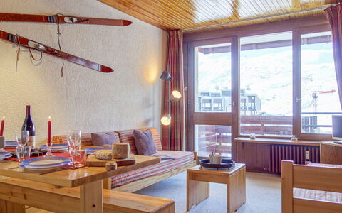 Tignes 340: Bord, Ejendom, Møbel, Træ, Indretning, Couch, Bygning, Vindue, Etage, Billedramme
