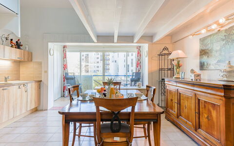 Les Jardins du Nil: Cabinetry, Ejendom, Møbel, Countertop, Bord, Køkken, Træ, Belysning, Indretning, Gulvbelægning