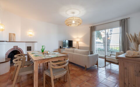 Lou Niou: Bord, Møbel, Træ, Billedramme, Stol, Stueplante, Cabinetry, Indretning, Etage, Stue