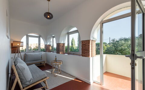 Lou Niou: Ejendom, Couch, Skygge, Plante, Træ, Veranda, Vindue, Indretning, Etage, Studio Couch