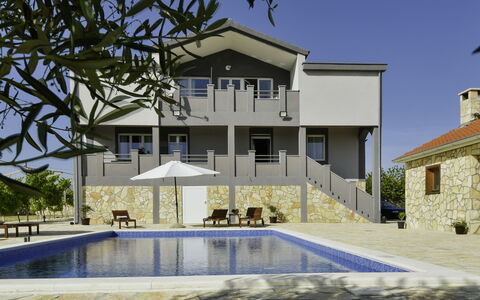 Villa Dalmacija: Himmel, Vand, Plante, Bygning, Ejendom, Vindue, Svømmepøl, Azure, Træ, Skygge
